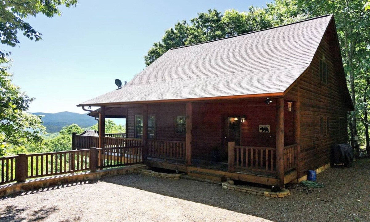 Ridges Over the Lake Cabin | All About The Views- Luxury 4br,Hot Tub,Great View, wifi, firepit, Game room