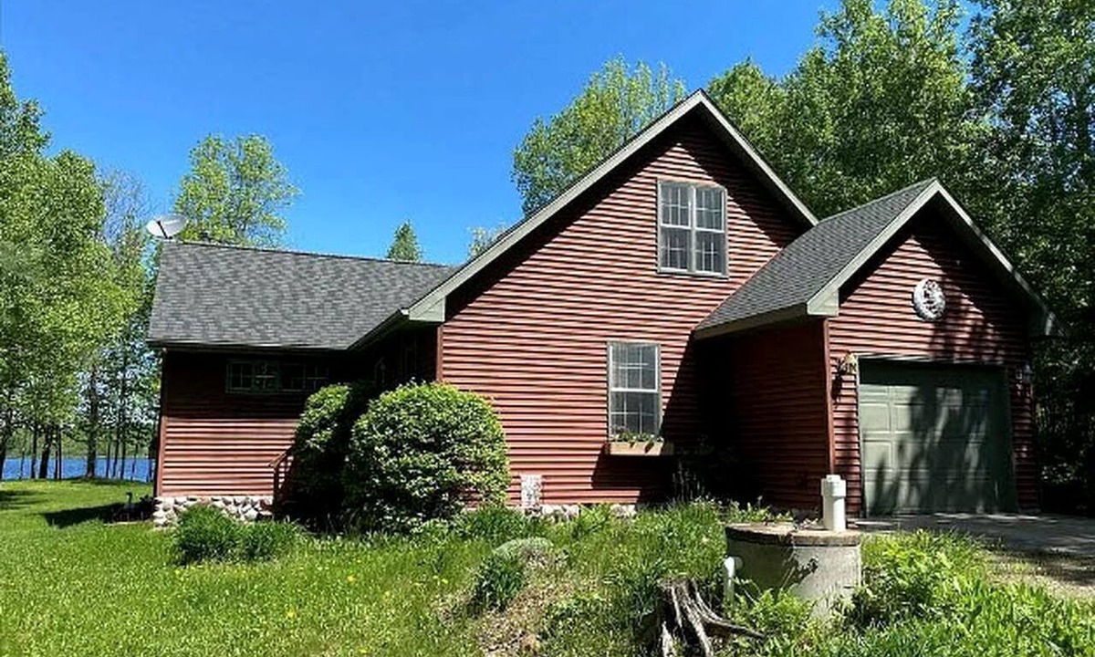 Winter Cabin | Amazing Lakeside Glamping Destination: Family-Friendly Cabin in Winter, Wisconsin