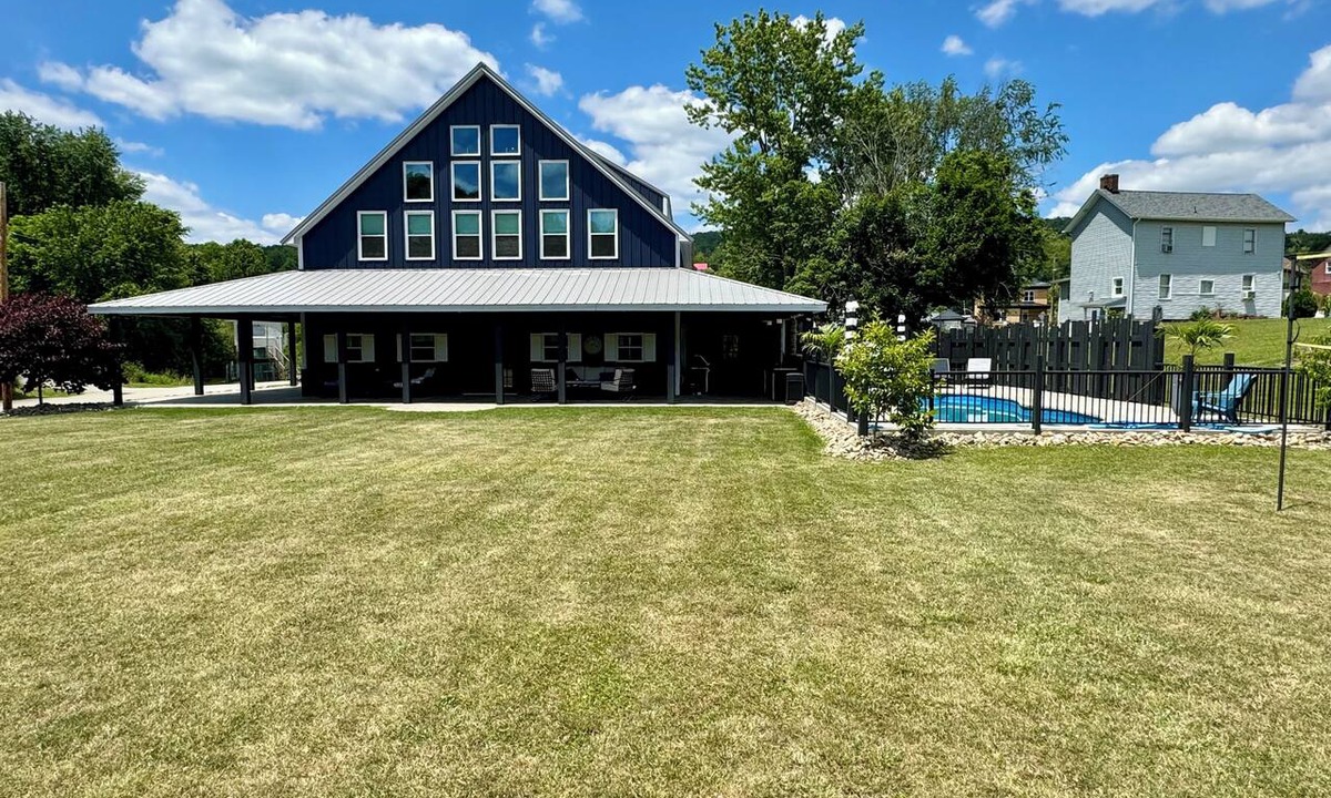 Roscoe House | Amazing Riverfront Home