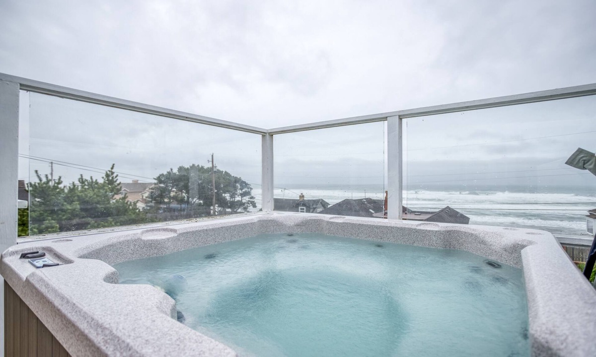 Roads End House | Amazing View, Hot Tub, WiFi, Deck and Giant Yard!