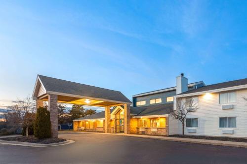 Au Sable Hotel | AmericInn by Wyndham Oscoda Near AuSable River