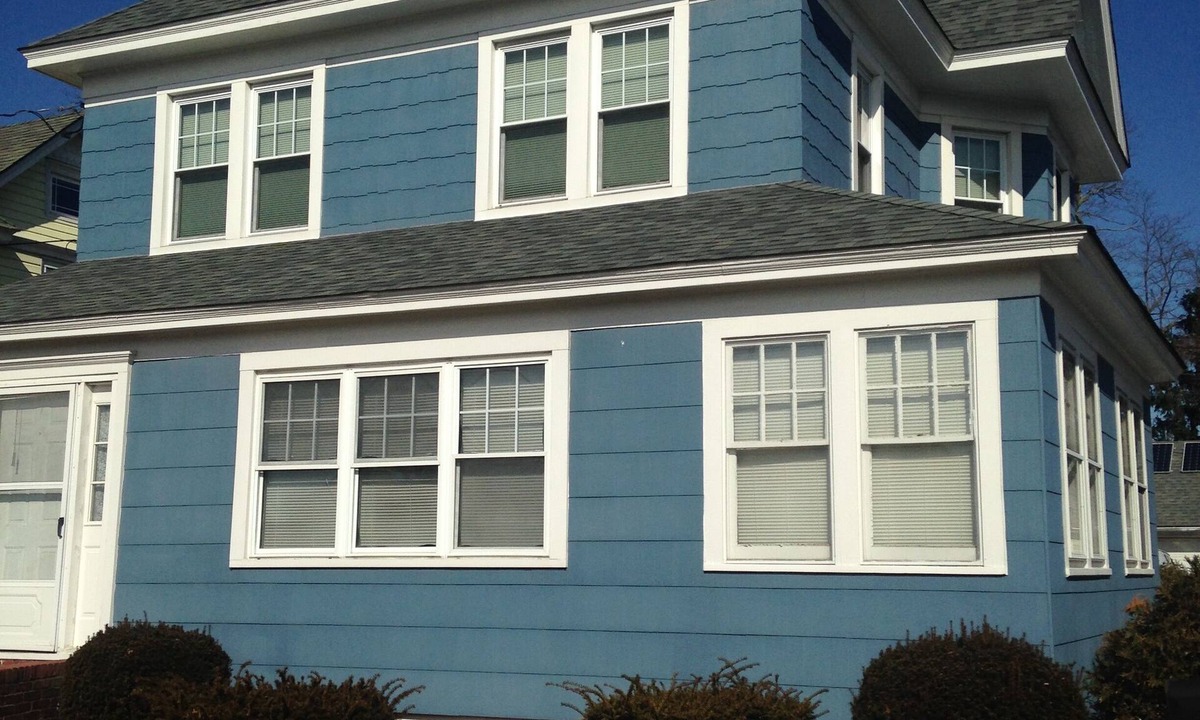 Amityville House | Amityville Spacious .Steps to Town.