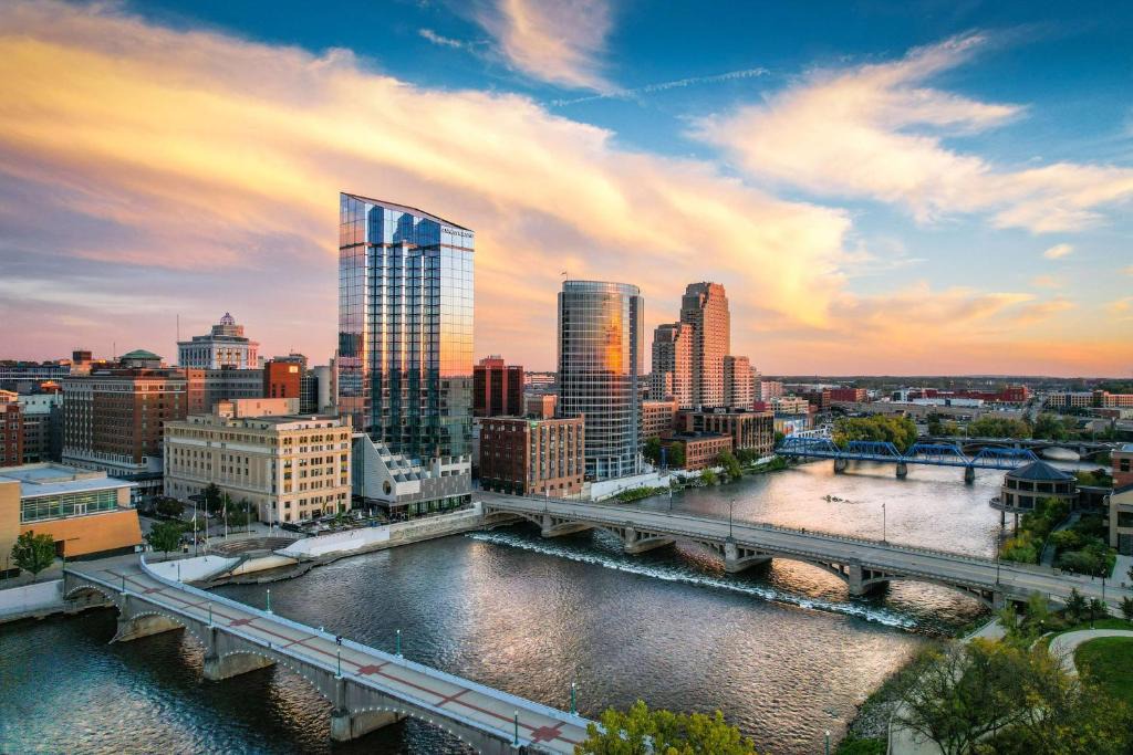 Downtown Hotel | Amway Grand Plaza Hotel, Curio Collection by Hilton