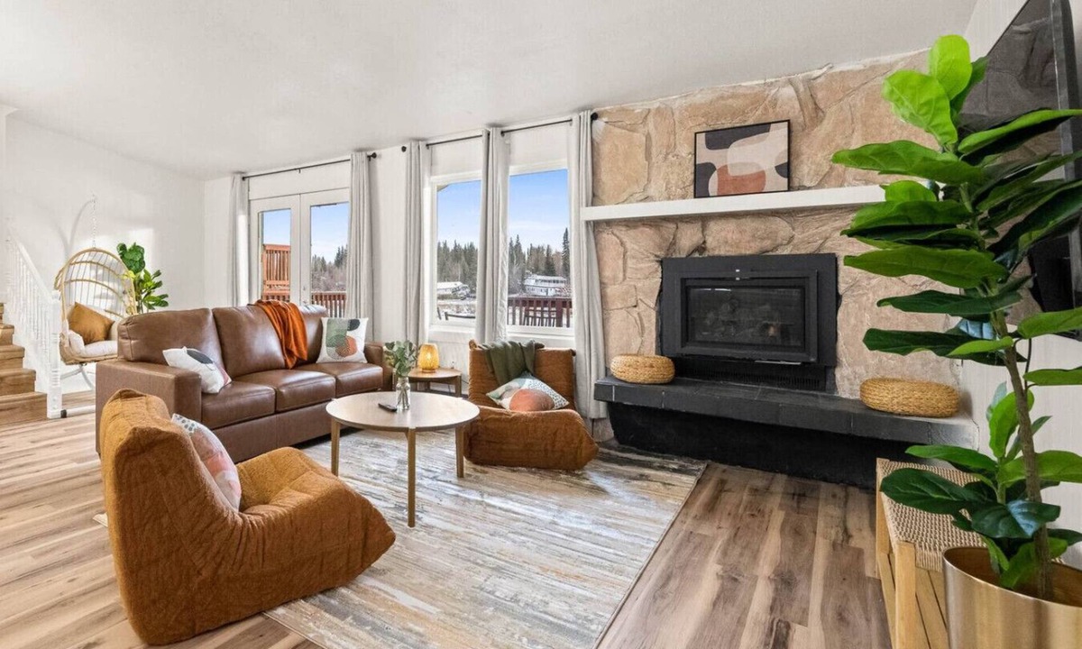 College House | Arctic Glow River Modern 4BR Aurora with Sauna