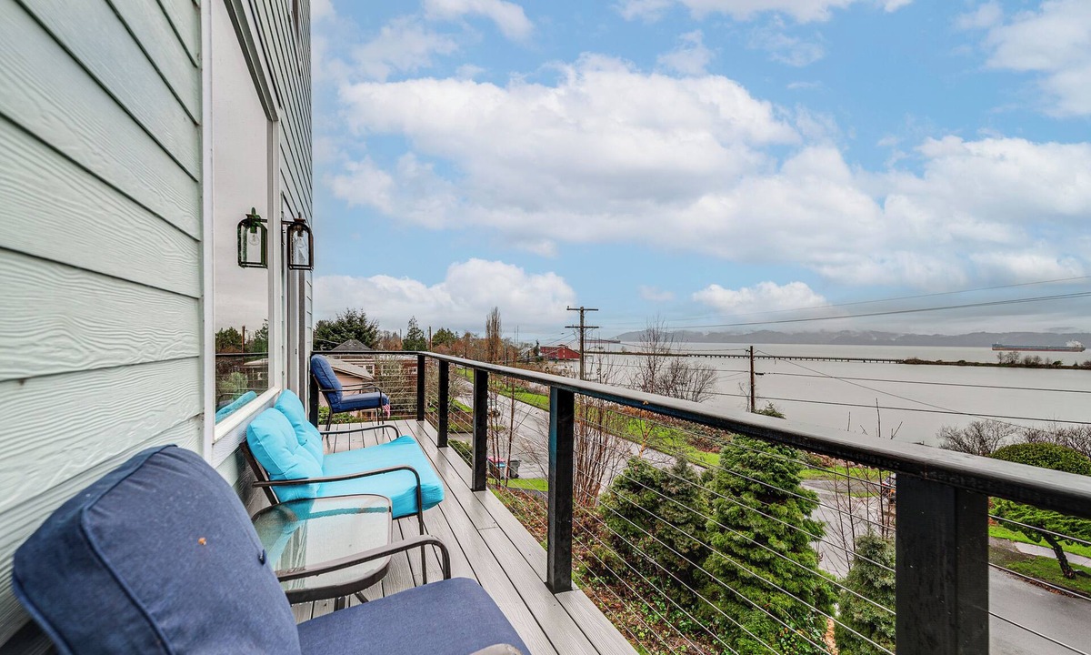 Astoria House | Astoria Home Base w/River Views, 3 Mi to Dtwn!