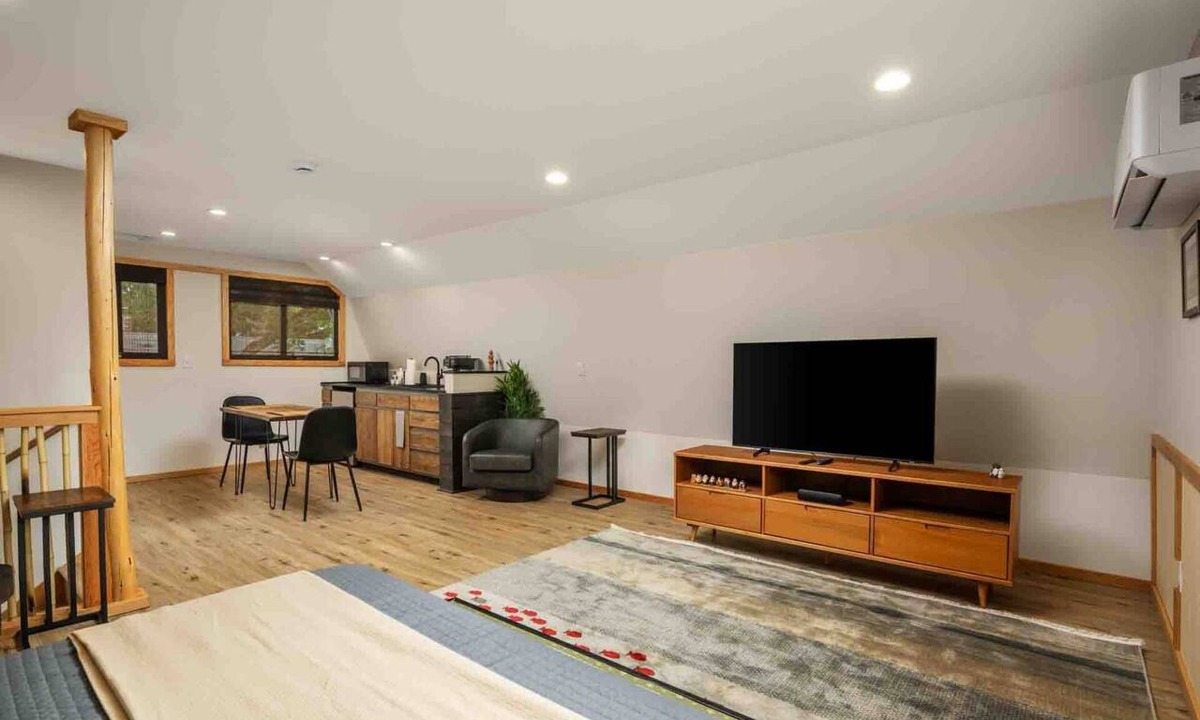 Oak Grove Condo | Bamboo Haven: Tranquil Studio Nestled Off-Street with Chic Zen-Inspired Decor, 7 Miles to Portland