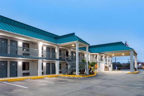 Gulf Hills Hotel | Baymont by Wyndham Biloxi - Ocean Springs