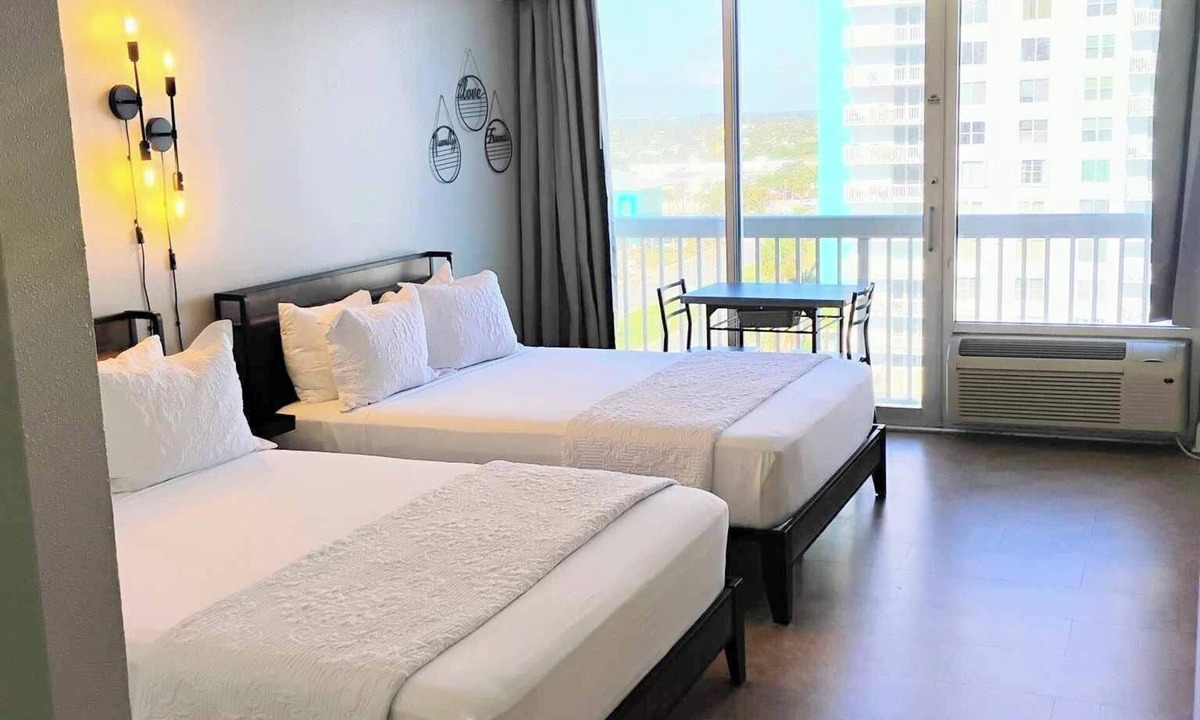 Ortona Park Condo | Beachfront- Beach/City View & Beach Essentials