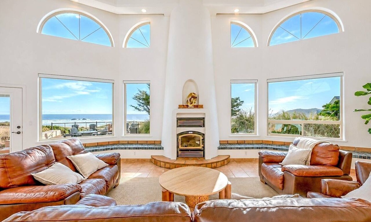 Bandon House | Beachfront, deck, hot tub, sauna, dog-friendly, 2026 remodel