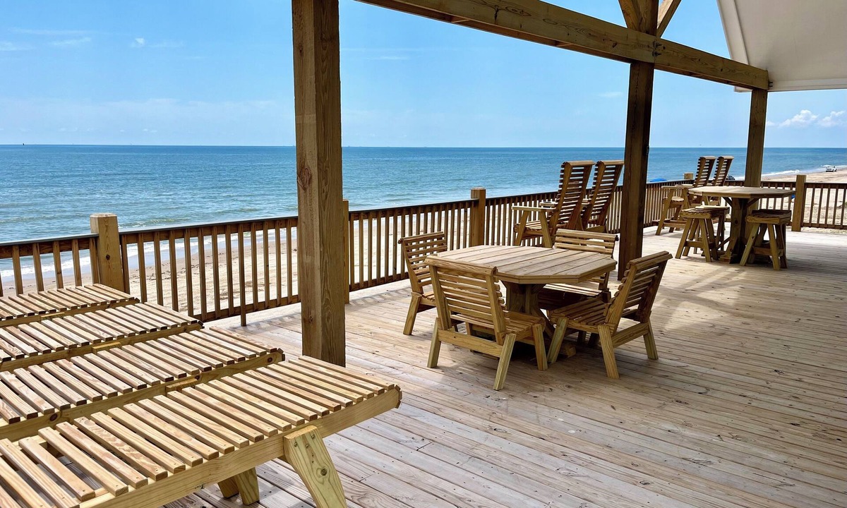 Gilchrist House | BEACHFRONT-HOTTUB- 5br-4ba, amazing deck, grill & chill, hoops, kids’ loft, pets