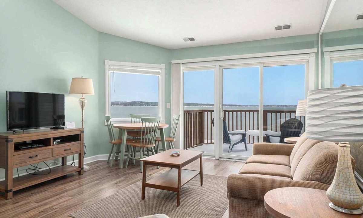 Traverse City Condo | Beachside 325 Waterfront Condo