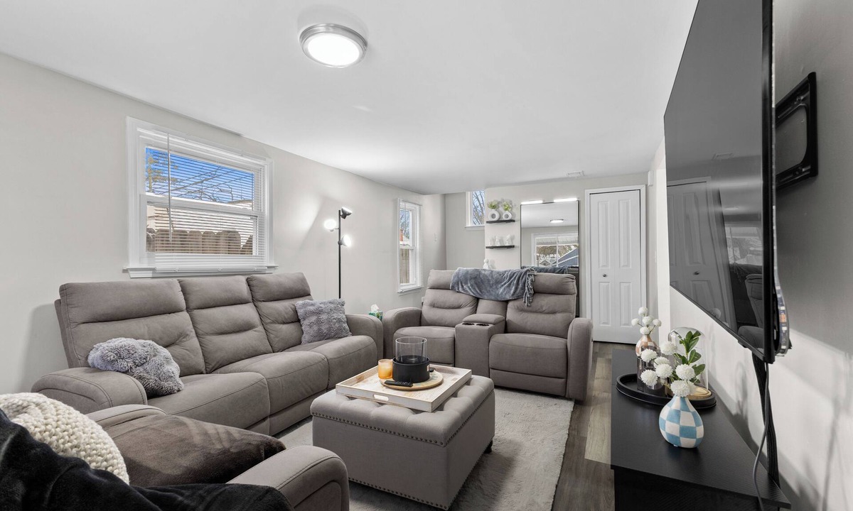 Wayne House | Beautiful 1-bedroom Modern Cozy Home in Downtown Wayne