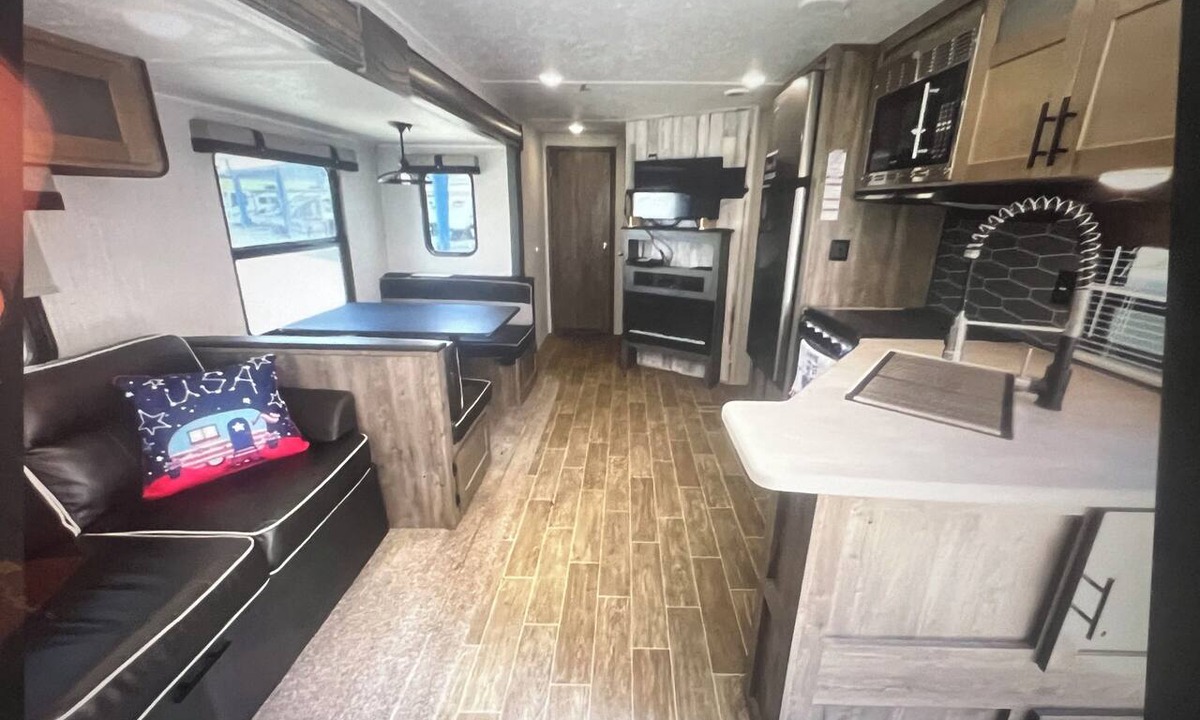 Hazel Green House | Beautiful 32' RV located in Chicago's South suburb - A unique experience!
