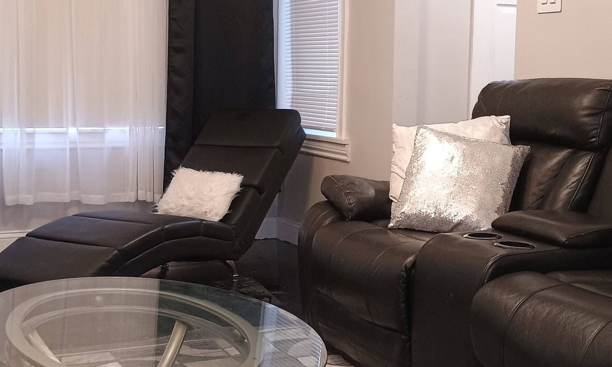 Woodlawn House | Beautiful 4 bedroom 2 bath pet friendly Chicago brick bungalow