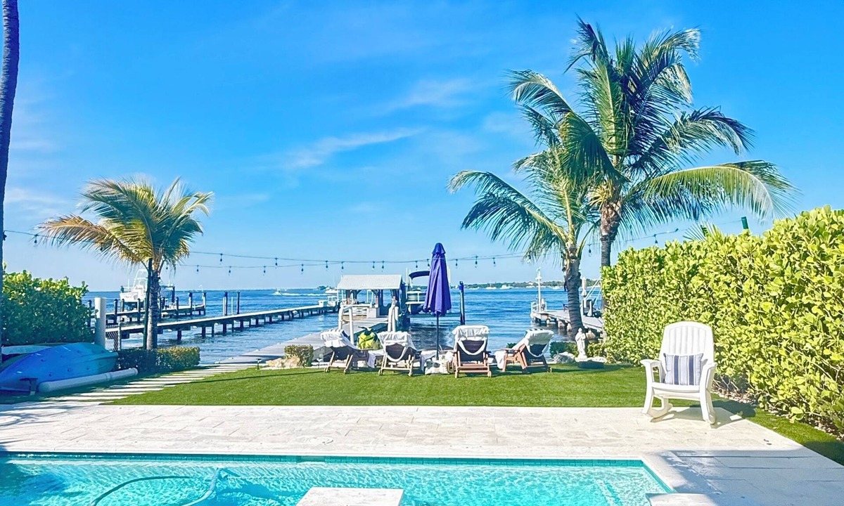 Key Largo House | Beautiful bay home with one-of-a-kind water view, pool,spa, an a private pier.
