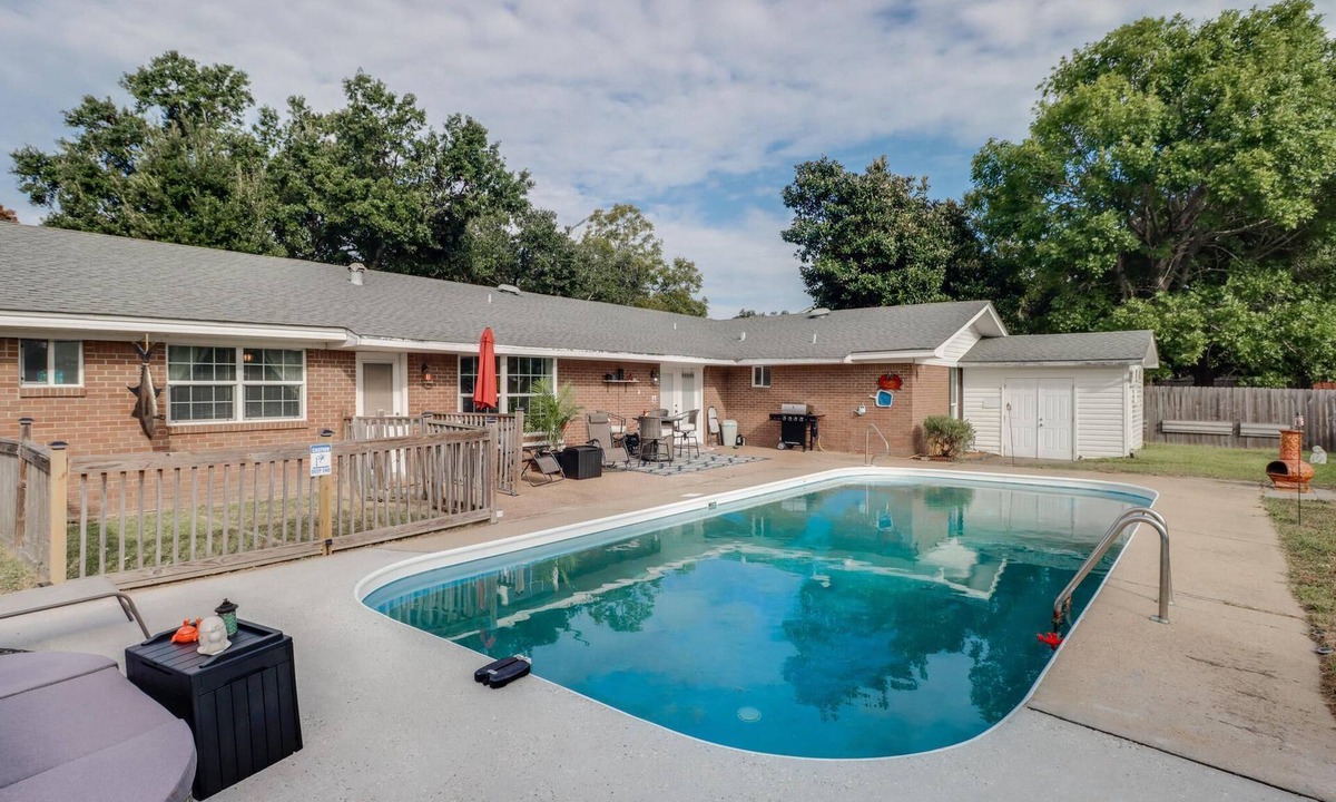 Long Beach House | Beautiful Home with Pool & Sauna, Close to Beaches - Sleeps 10