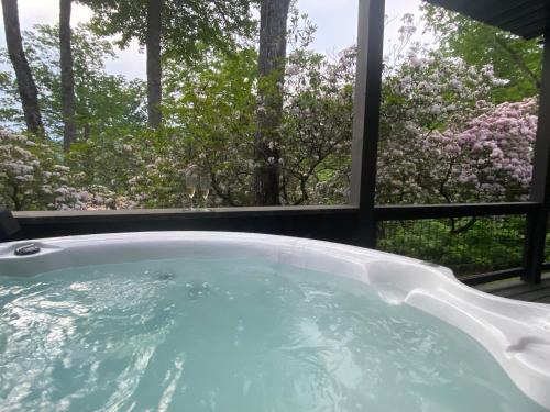 Cashiers Apartment | Beautiful Mountain Views With Your Own Private Hot Tub!
