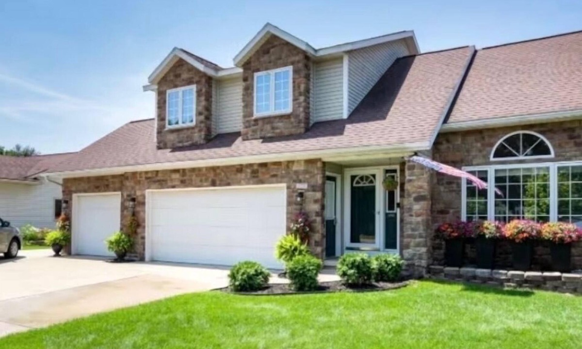 Grandville House | Beautiful, spacious luxury home in Michigan for 12 .
