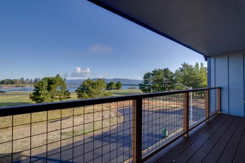 Hammond House | Beautiful Water Views: Coastal Oregon Townhome!