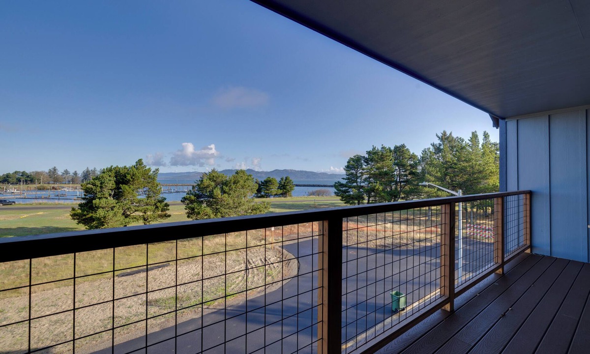 Hammond House | Beautiful Water Views: Coastal Oregon Townhome!