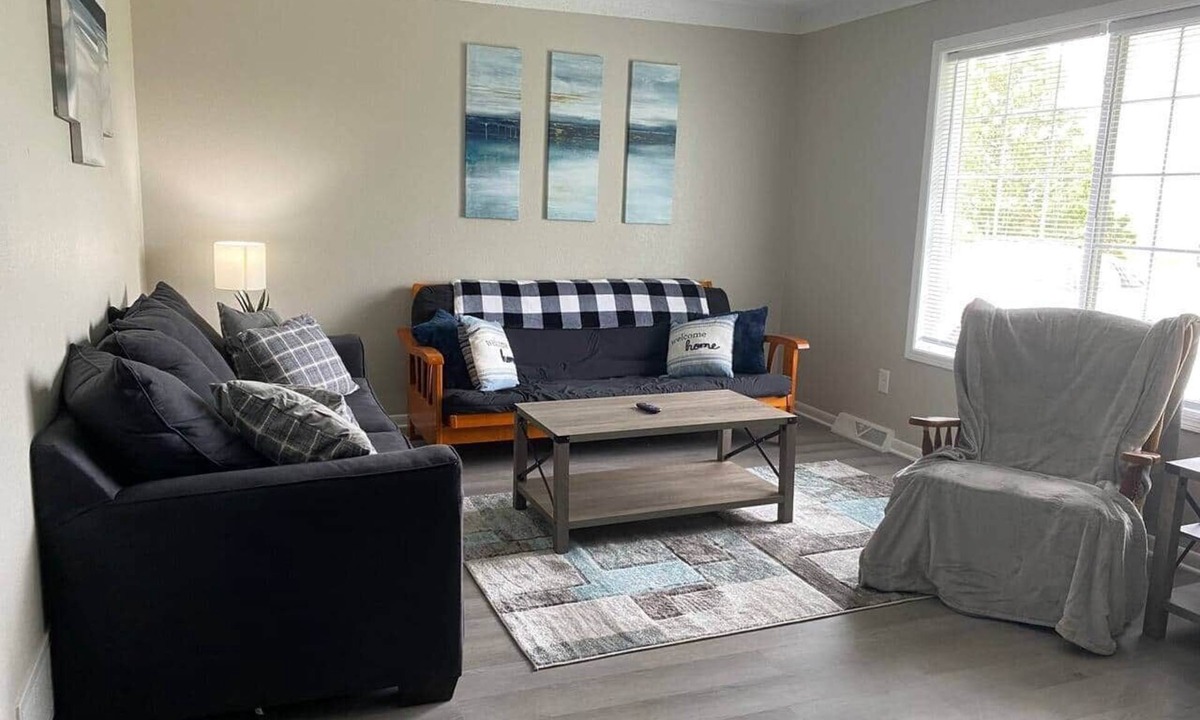 Erie House | Beautiful Waterfront Ranch