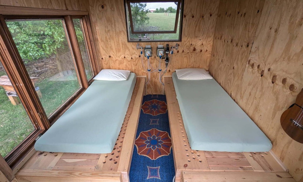 Rodney Cabin | Beehive air therapy cabin with 2 bee beds for a unique, multi-sensory experience