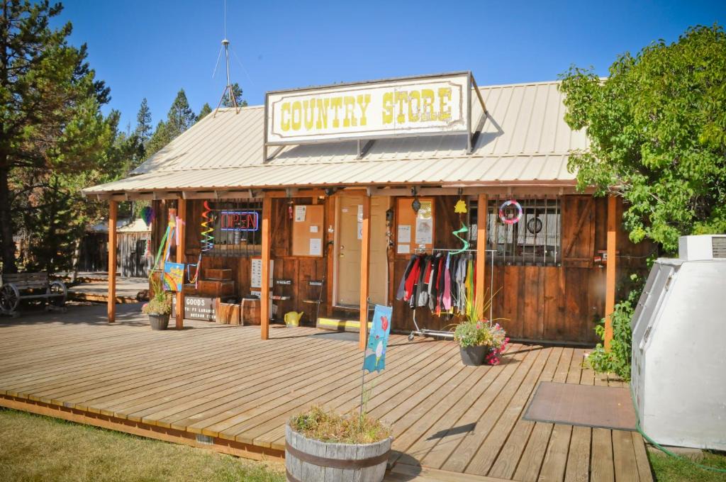 Three Rivers Resort | Bend-Sunriver Camping Resort 24 ft. Yurt 12
