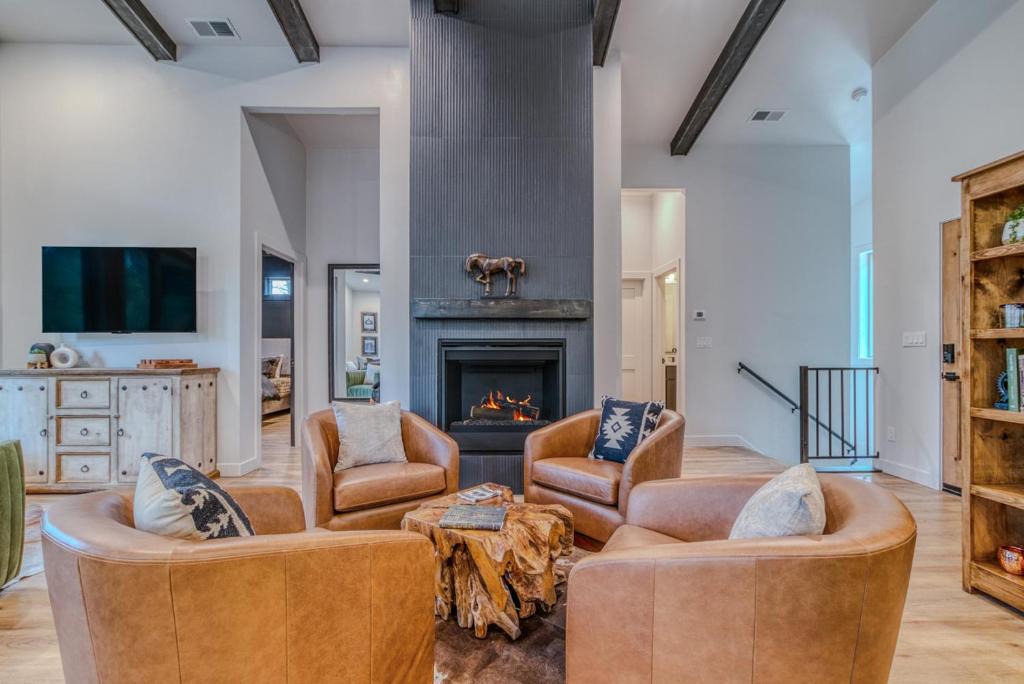Ruidoso House | Black Beauty | Luxury Riverfront Cabin Walk to Midtown