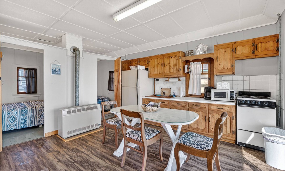 Curtis Cabin | Blue Heron Cabin 3- Charming 2 bedroom lakefront cabin in Downtown Curtis