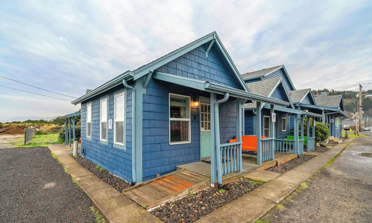 Rockaway Beach Cabin | Blue Octopus #4 Personal Beach Cabin