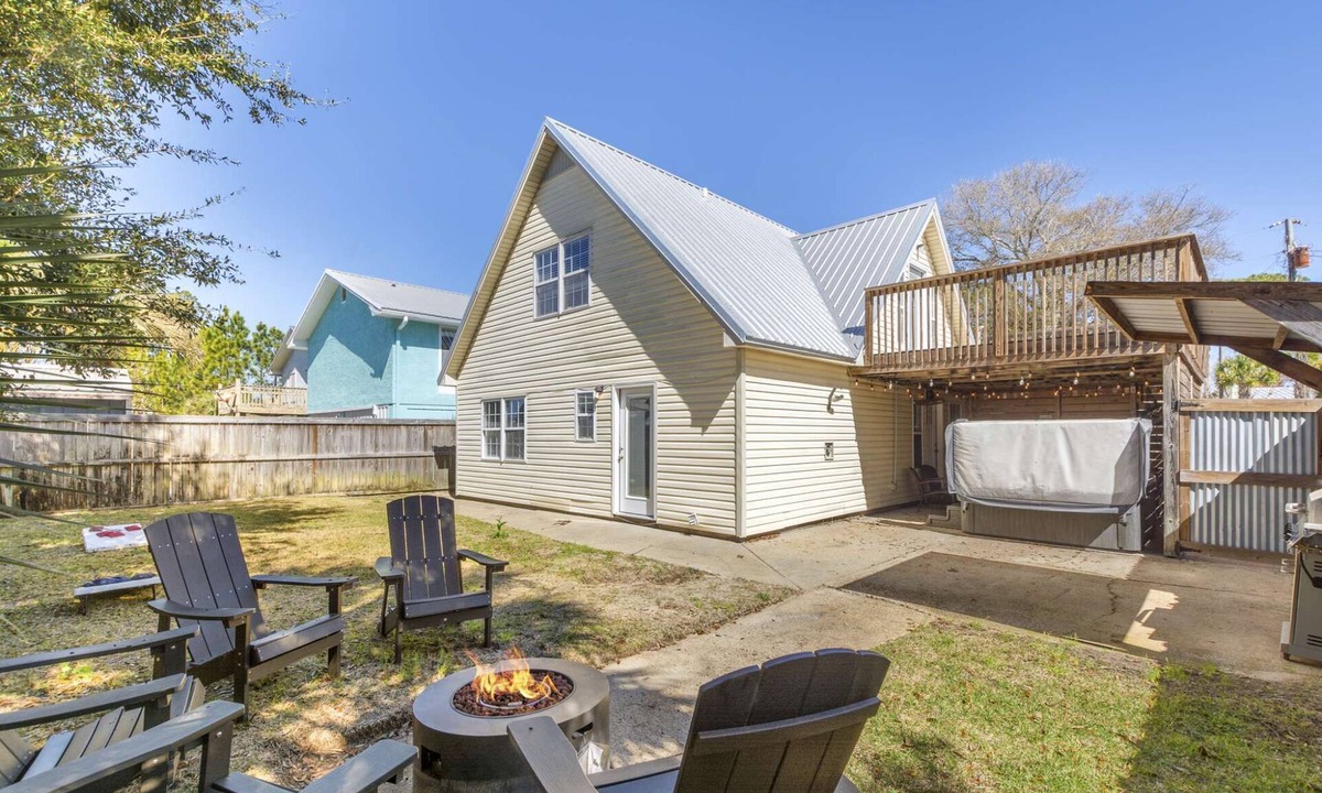 Holiday Beach House | Bombastic Bungalow Beach Home, just a 9 minute walk from the beach!