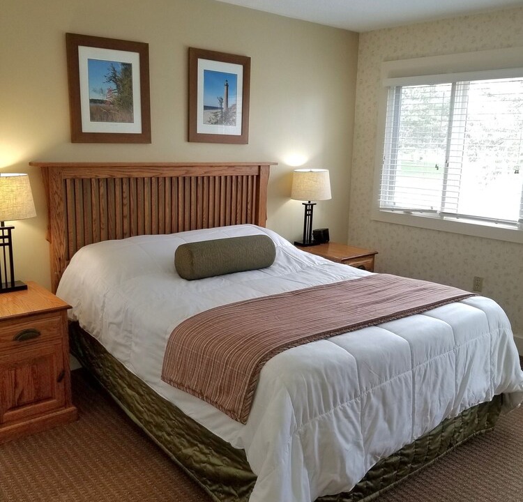 Acme Condo | Book a discounted July stay! Condo sleeps 4-Wifi, private deck, ❤️ location!