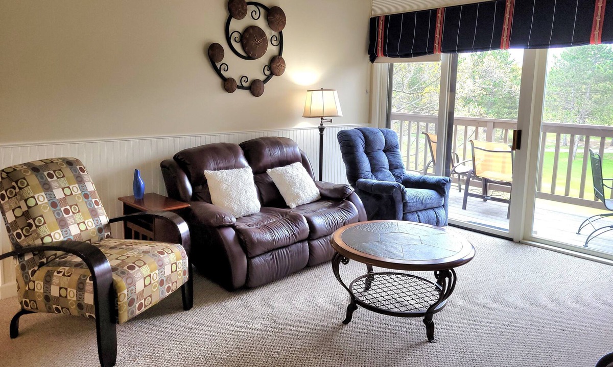Acme Condo | 🍁Book a November stay! 2br/2ba Condo-❤️location, private deck,sleeps 6!