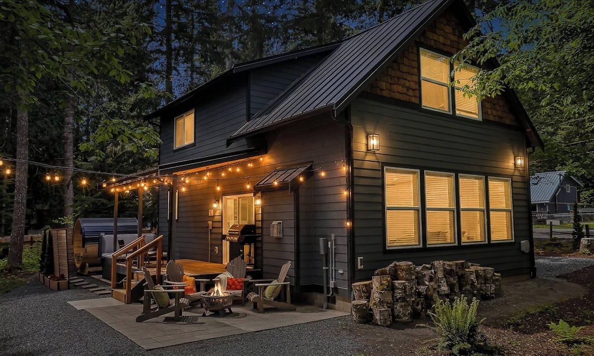 Ashford Cabin | Boots Off, Sauna On-Hot Tub- Firepit- 5 mi to Mt Rainier National Park
