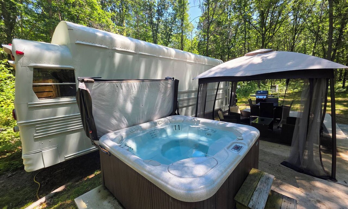 Bitely House | Bourbon St BlueBird Bus + HOT TUB on 10 ACRES
