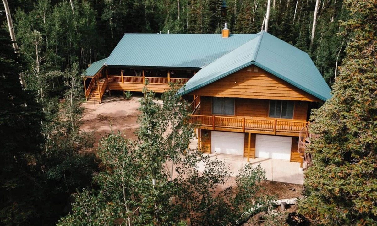 Brian Head Cabin | Brand new floors! Pool and fuseball tables!