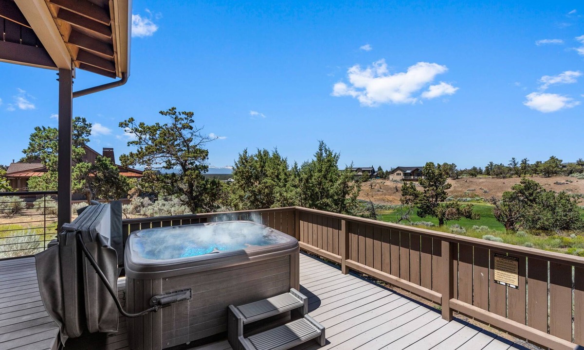 Powell Butte Cabin | Brasada Ranch Cabin 21 Mtn & Golf Views Hot Tub