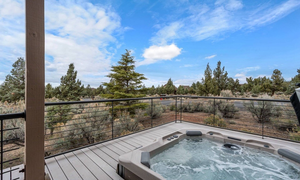 Powell Butte Cabin | Brasada Ranch Cabin 78| Mtn & Golf Views| Hot Tub