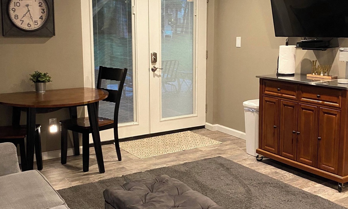 Smithtown Apartment | Bright,Cozy, Large 1 Bdrm with 1 Bth, Large Lvg & Kitchenette
