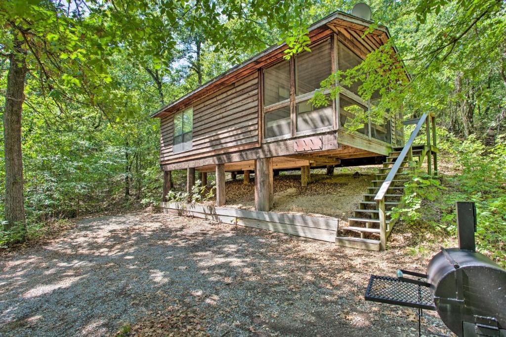 Davis Apartment | Bright Davis Escape w/Screened-In Porch!