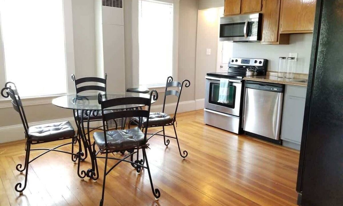 Manchester Apartment | Bright Front Facing Unit - Private Front Farmers Porch