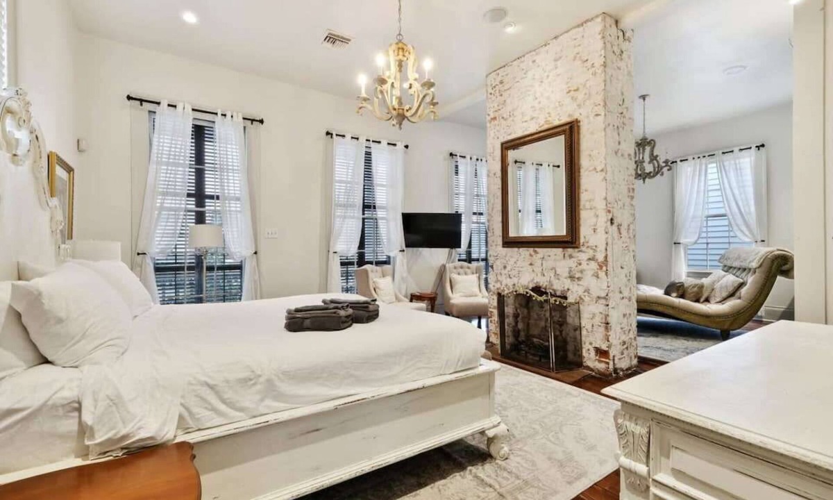 Lower Garden District Villa | Bright Villa w Heated Pool & Pool Table 5br 4ba