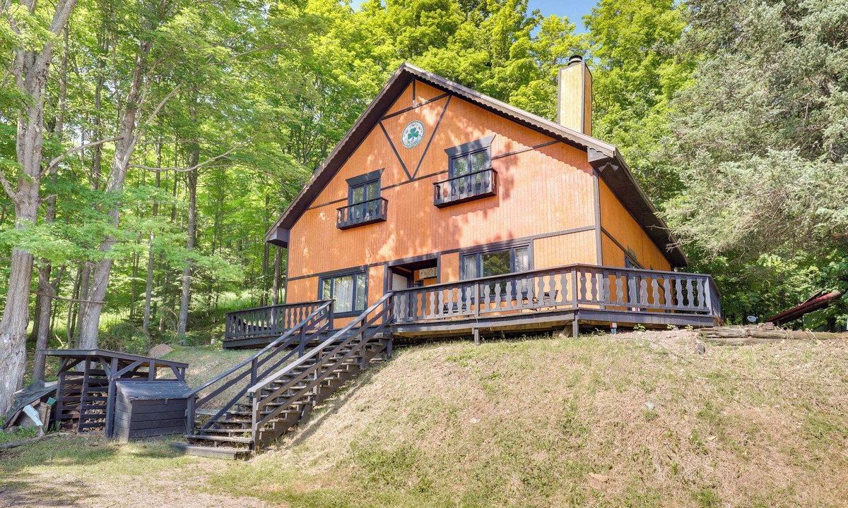 Stambaugh Cabin | 'Buckhorn' - Slopeside Iron River Cabin w/Sauna