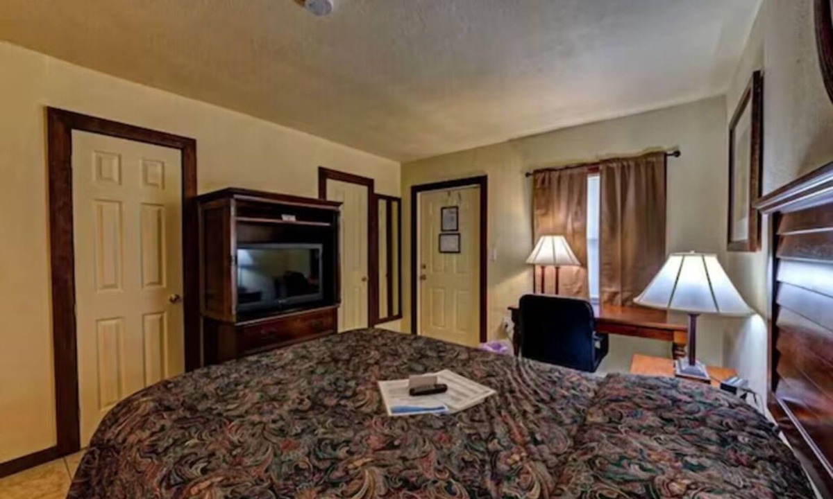 Merritt Island Hotel | Budget-Friendly Clean Room w/Family BBQ Area Close to Local Landmarks