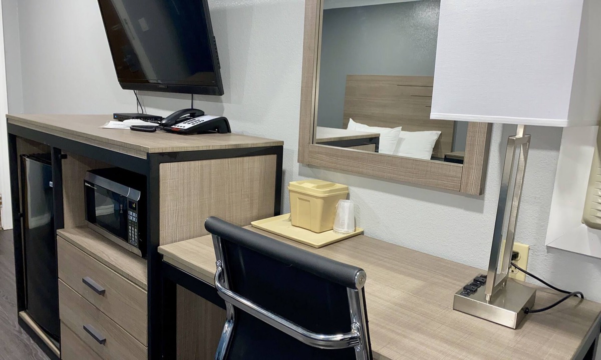 Vernon Hotel | Budget Host Inn