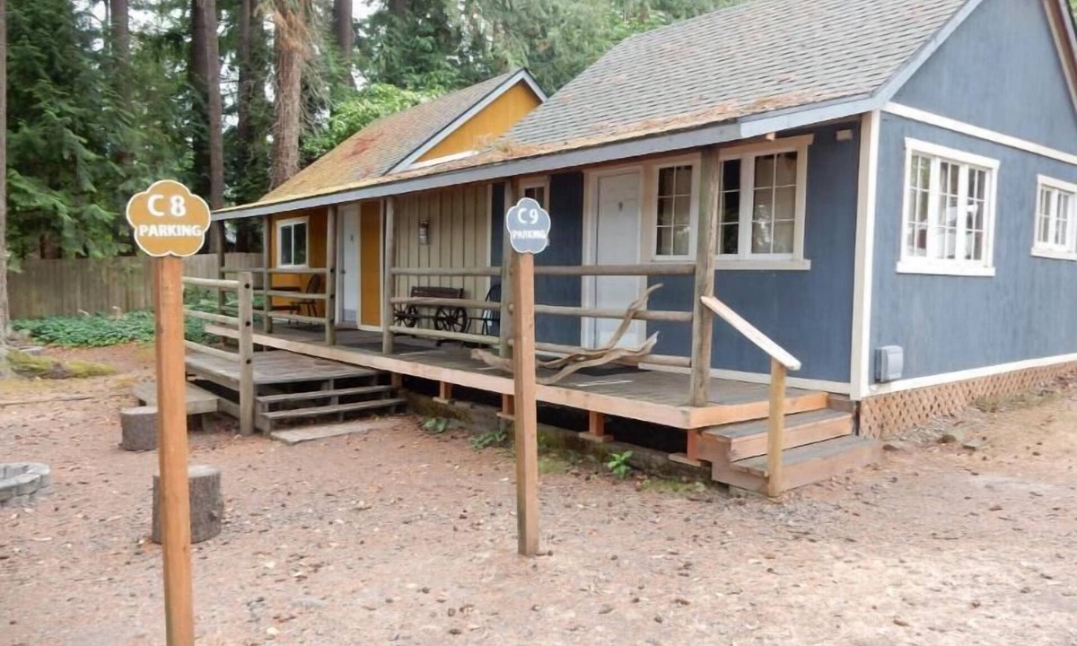 Silver Lake Cabin | Cabin 2 Bedrooms - Room 8 - A non - smoking room with two queen sized beds.