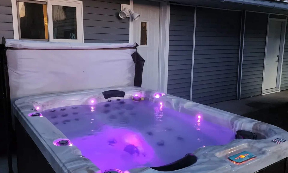 Oscoda Cabin | Cabin in Oscoda with hot tub and game room
