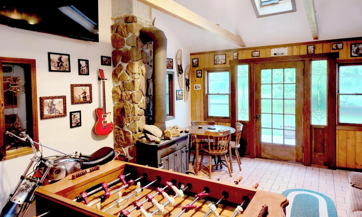 Port Sanilac Cabin | Cabin On 10 Wooded Acres. Walk to Lake Huron beach. Port-Sanilac, Lexington