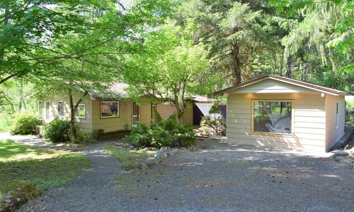 Packwood Cabin | Cabin on the Creek | Hot tub, WiFi, Fireplace