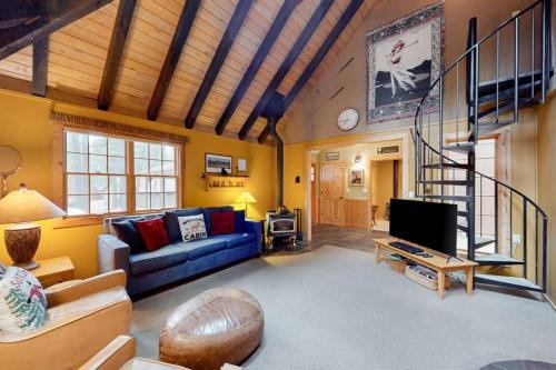 Sunriver House | Cabin-style home with hot tub SHARC passes central location near skiing & golf